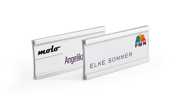 Gewölbte Namensschilder aus Metall für zwei Zeilen; mit Gravur - B.H.  Mayer's IdentitySign GmbH - IdentitySign